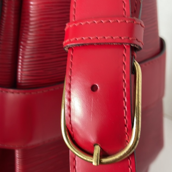 Authentic Louis Vuitton EPI Sac D’épaule Shoulder Bag Red Leather. - Picture 15 of 17